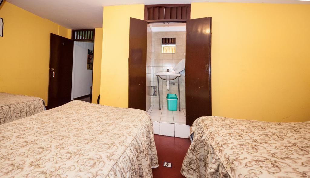 Hostal Iquique Лима Екстериор снимка